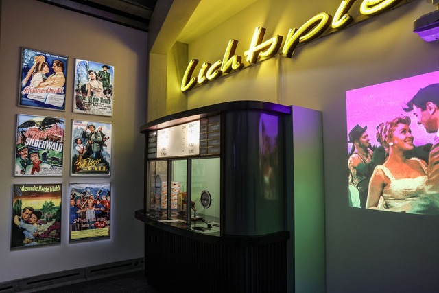 So sahen mal Kinokassen aus: Das Haus ...uen Blick auf die deutsche Geschichte.  | Foto: Oliver Berg/dpa