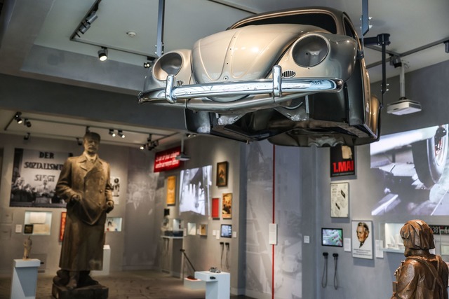 Stalin blickt in Richtung eines VW-K&a...RD und DDR wird parallel erz&auml;hlt.  | Foto: Oliver Berg/dpa