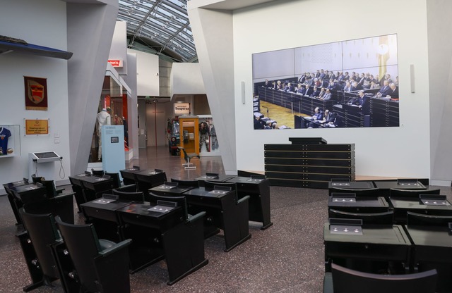 Ein besonderes Highlight in der neuen ...en im Original-Bundestagsgest&uuml;hl.  | Foto: Oliver Berg/dpa