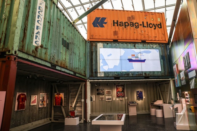 Die Jahrzehnte nach dem Mauerfall beko...eispiel auch das Thema Globalisierung.  | Foto: Oliver Berg/dpa