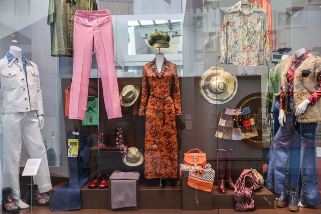 Die Ausstellungsmacher wollen viel n&a...z&auml;hlen - etwa mit Mode und Musik.  | Foto: Oliver Berg/dpa