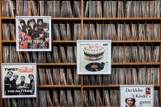 Eine Schallplatten-Theke ist ein beson...her k&ouml;nnen selbst Musik auflegen.  | Foto: Oliver Berg/dpa
