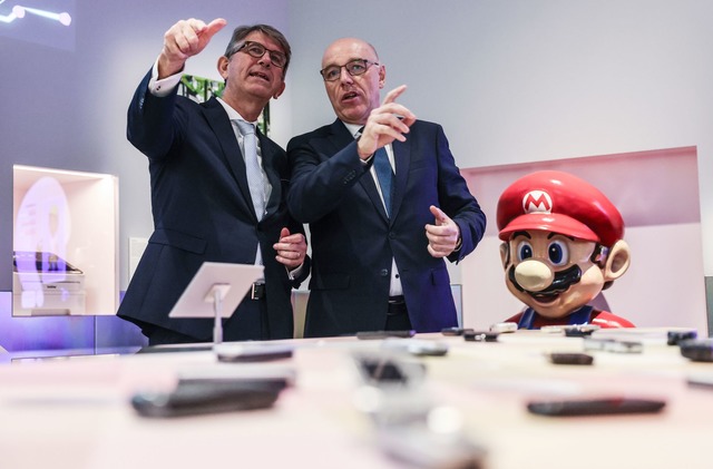 Nicht nur Kulturstaatsminister Wolfram...l;tseln, welche Handy sie noch kennen.  | Foto: Oliver Berg/dpa