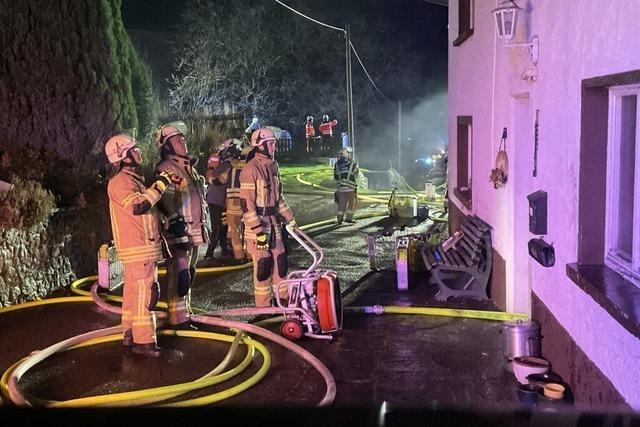 Haus in Oberprechtal fngt Feuer, Elzacher Wehr rckt komplett aus