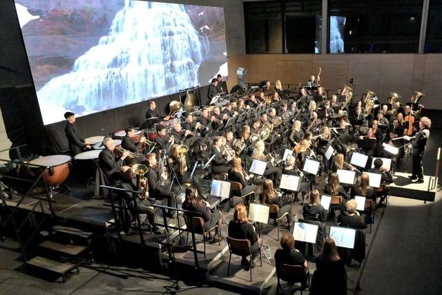Zur Premiere in der neuen Kndringer Halle spielt die Winzerkapelle ein famoses Konzert