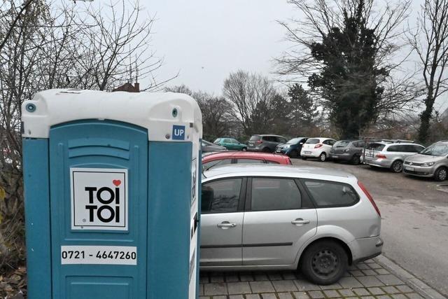 Am Denzlinger Bahnhof wird ein neuer Sanitrcontainer aufgestellt