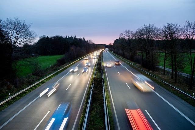 Auf einem Autobahnparkplatz bei Friesenheim wurde ein Anhnger voller Kosmetika ausgerumt