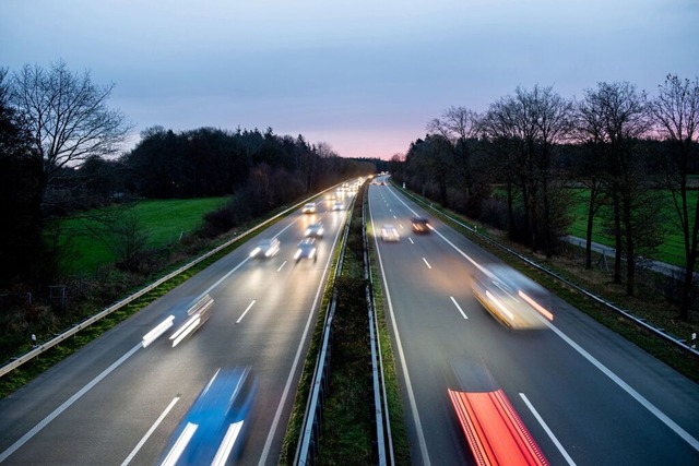 Auf einem Autobahnparkplatz bei Friese...uflieger voller Kosmetika leergerumt.  | Foto: Hauke-Christian Dittrich (dpa)