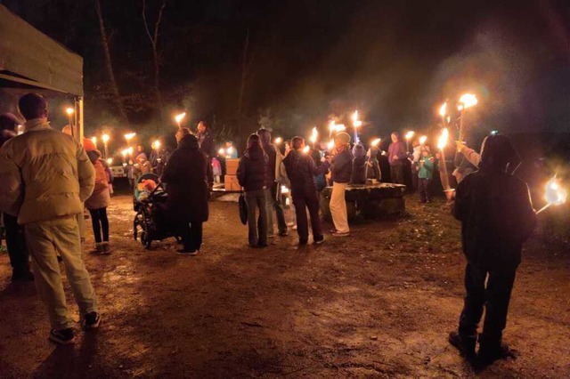 Mit Fackeln durch die Dunkelheit des A...-Fire heit das neue Konzept des CVJM.  | Foto: Raphael Beil
