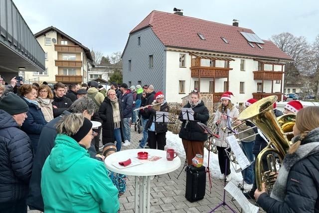 Feiern, wo sonst Autos parken: Die "Advents-Garasch" von Hchenschwand begeistert die Besucher