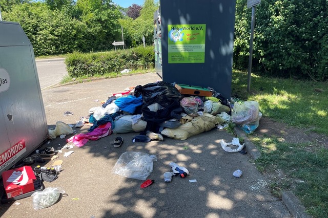 Verschmutzungen rund um einen Altkleidercontainer in Tiengen  | Foto: Eigenbetrieb Abfallwirtschaft