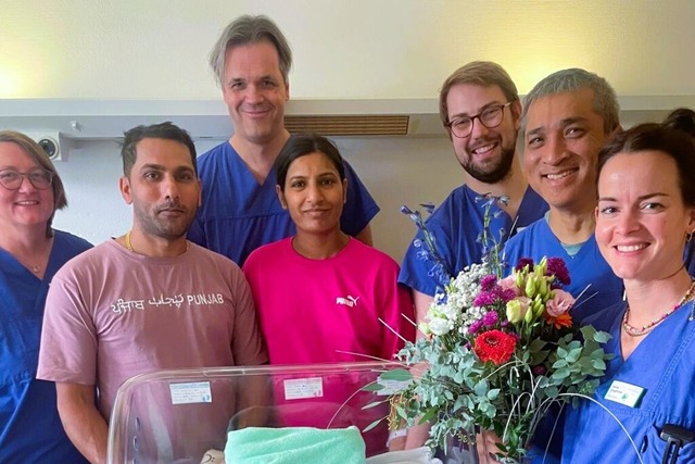 Erleichterung, dass alles so gut gelau...st: das betreuende Team und die Eltern  | Foto: Kliniken des Landkreises Lrrach