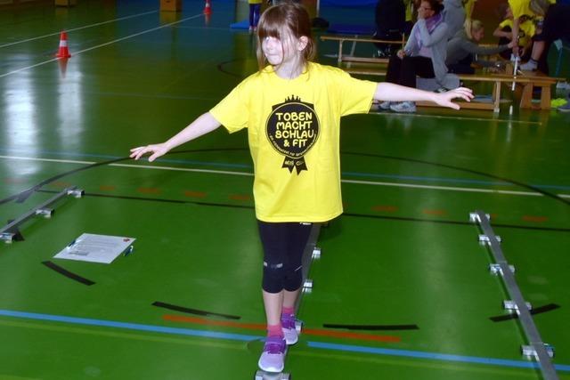 Beim Besuch des Badischen Sportbunds ben die Grundschulkinder Rumpfbeugen, Sit-ups und einen Sprint