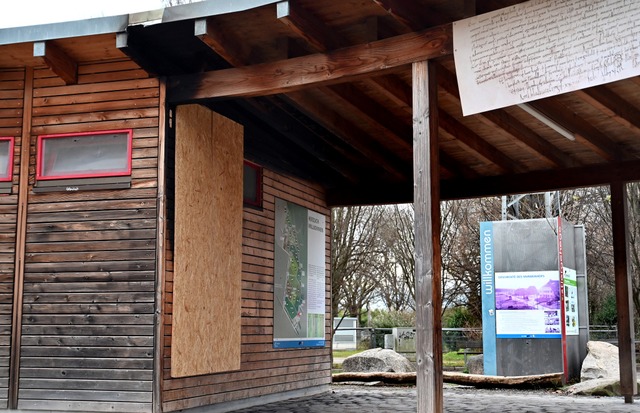 Im Eingangsbereich beim Mundenhof haben Unbekannte ein Gebude angezndet.  | Foto: Thomas Kunz