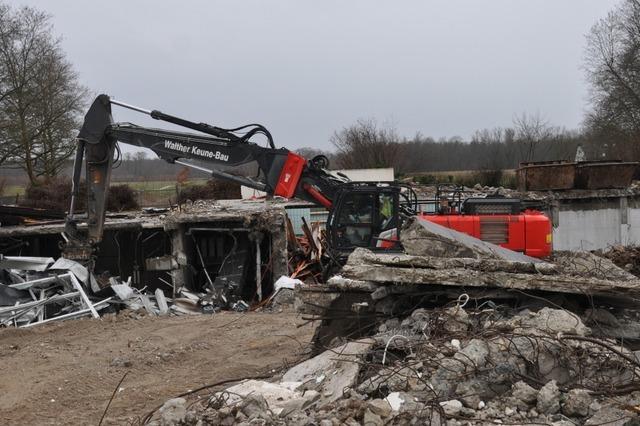 Der Abriss des Umkircher Hallenbades luft – und schafft Platz fr neue Sportsttten