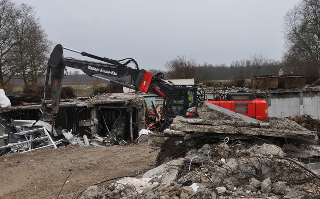 Der Abbruchbagger steht dort, wo frher das Schwimmbecken war.  | Foto: Joachim Mller-Bremberger
