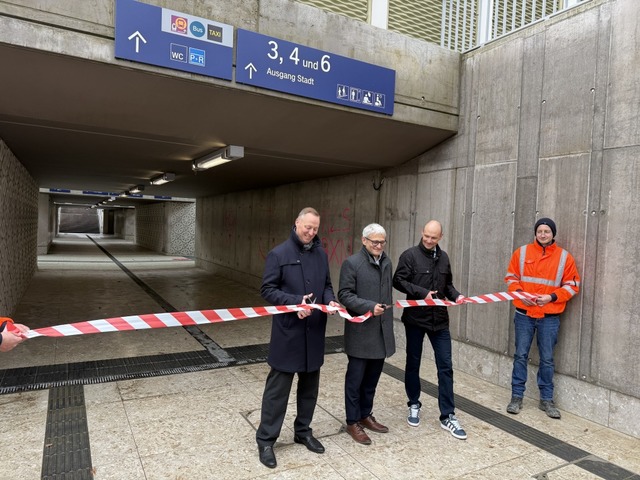 DB-Projektleiter Michael Scheck, Brge...isch das Band vor dem neuen Westzugang  | Foto: Alexander Huber