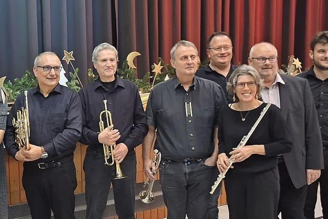 Mit Musik und Tanz einmal um den Globus: So war's beim Doppelkonzert in der Kuhbacher Festhalle