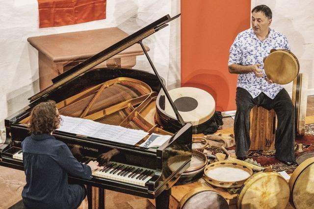 Pianistin und Rahmentrommler entfachen Begeisterung im Fahrnauer Kirchlein