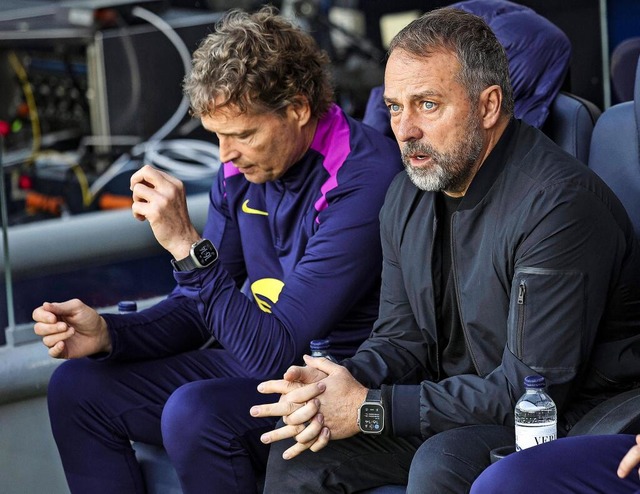 Wirkt ausgelaugt: Barcelonas Trainer H... neben seinem Assistenten Marcus Sorg. | Foto: IMAGO/Xavi Bonilla Wirkt ausgelaugt: Barcelonas Trainer H... neben seinem Assistenten Marcus Sorg. | Foto: IMAGO/Xavi Bonilla