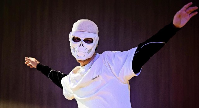 Erkennungszeichen weiße Maske: Tiktok-...Tanzvideos mehrere Millionen Menschen. | Foto: Sina Schuldt/dpa Erkennungszeichen weiße Maske: Tiktok-...Tanzvideos mehrere Millionen Menschen. | Foto: Sina Schuldt/dpa