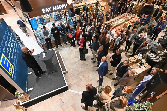 Einen ersten Blick in den neuen Superm... es am Montagabend fr geladene Gste.  | Foto: Markus Zimmermann