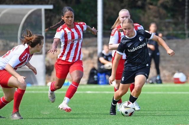Die Frauen des SC Freiburg II (rechts ... eine bitte 0:3-Niederlage einstecken.  | Foto: Achim Keller