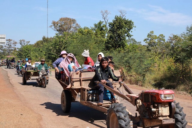 Vor der neuerlichen Gewalteskalation f...a &ndash; mitunter auch auf Traktoren.  | Foto: Uncredited/AGENCE KAMPUCHEA PRESS/AP/dpa