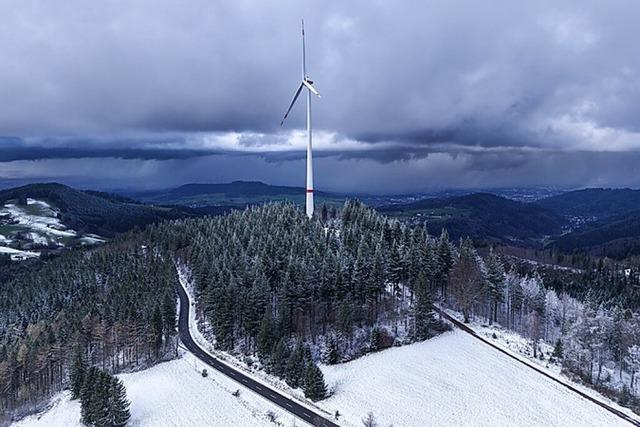 Die Menschen fahren hoch und parken wild