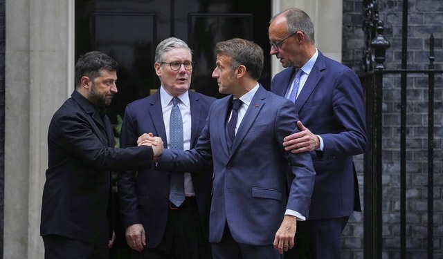 Der ukrainische Prsident Wolodymyr Se...ndeskanzler Friedrich Merz (von links)  | Foto: Kin Cheung (dpa)