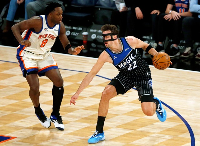 Franz Wagner (r) wird den Orlando Magic erst einmal fehlen.  | Foto: John Munson/AP/dpa