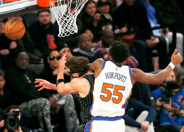 Franz Wagner (l) verletzte sich in New York.  | Foto: John Munson/AP/dpa