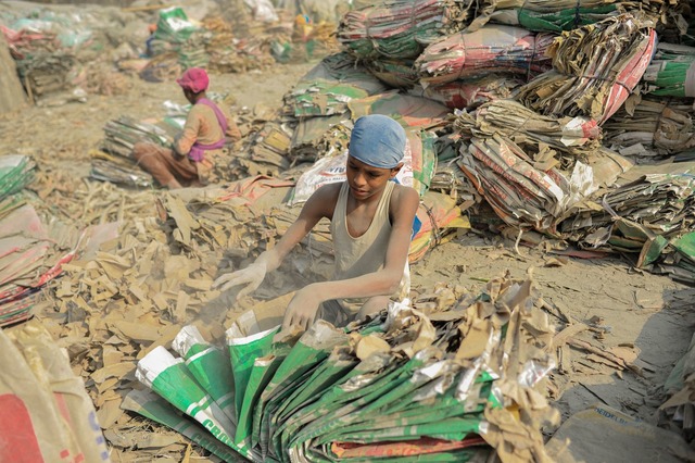 Das EU-Lieferkettengesetz soll Mensche...Ausbeutung sch&uuml;tzen. (Symbolbild)  | Foto: Md Rafayat Haque Khan/ZUMA Press Wire/dpa