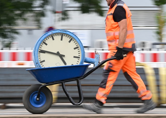 Immer wieder wird &uuml;ber die Arbeit... Arbeitstagen diskutiert. (Symbolbild)  | Foto: Arne Dedert/dpa/dpa-tmn
