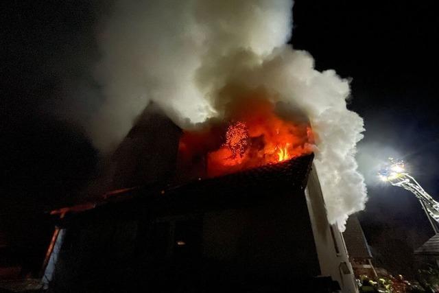 Groeinsatz der Feuerwehr in Laufen – Mann stirbt in brennendem Haus