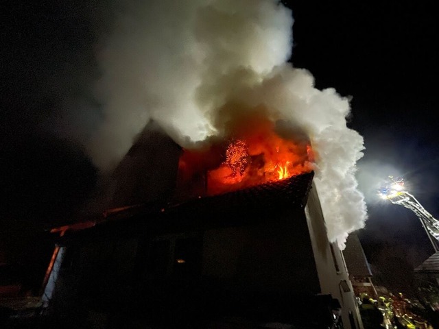 Das Haus an der Weinstrae stand in Vollbrand. Eine Person starb darin.  | Foto: Volker Mnch