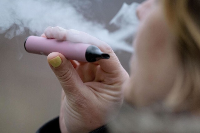 Das Labor verhngt zahlreiche Verkaufs...fr Einweg-E-Zigaretten und E-Liquids.  | Foto: Marijan Murat (dpa)