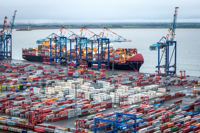 &Uuml;ber Bremerhaven geht ein guter Teil der deutschen Exporte (Archivbild)  | Foto: Sina Schuldt/dpa