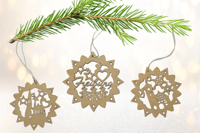 Die Baumanhnger mit Freiburg-Motiv ergnzen die Weihnachtskugeln perfekt.  | Foto: BZ.medien-Shop