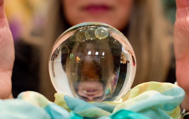 Wahrsager hatten auch 2025 nur wenige Treffer. (Archivbild)  | Foto: Sebastian Kahnert/dpa