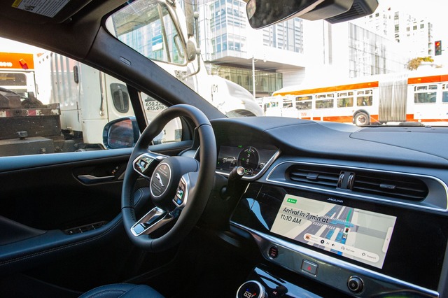 Als f&uuml;hrend Robotaxis-Anbieter gilt bislang Waymo. (Archivbild)  | Foto: Andrej Sokolow/dpa