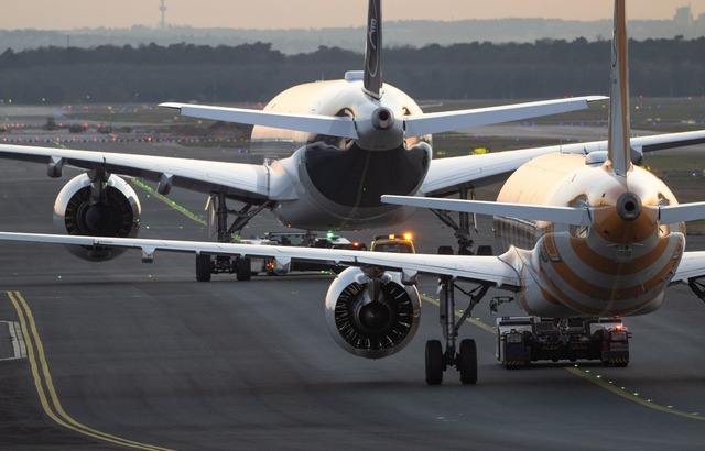 Es wird enger in den Flugzeugen: Mehr ...e, aber nicht gen&uuml;gend neue Jets.  | Foto: Boris Roessler/dpa