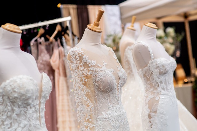 Gerade gekauft, schon geklaut: Ein Die...ein Brautkleid gestohlen. (Symbolbild)  | Foto: Hauke-Christian Dittrich/dpa