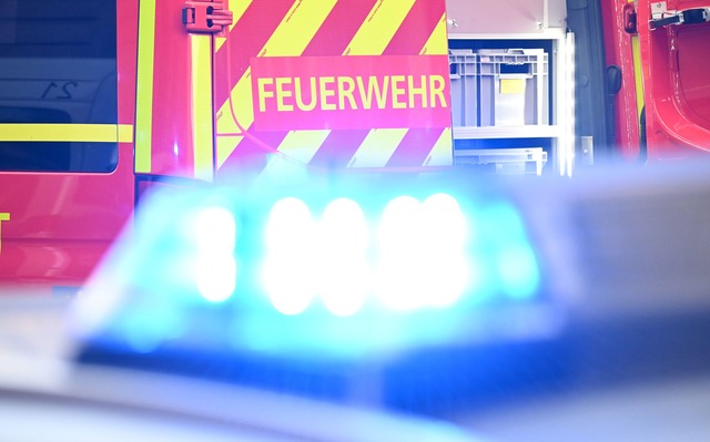 Feuerwehr und Polizei r&uuml;ckten mit...m Gro&szlig;aufgebot aus. (Symbolbild)  | Foto: Bernd Wei&szlig;brod/dpa