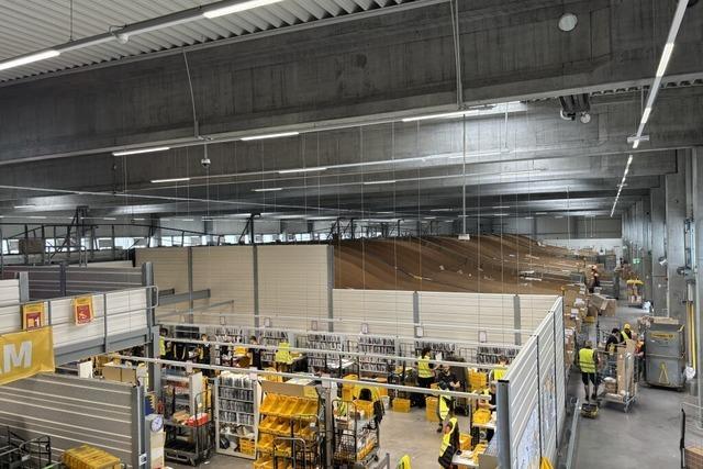 So werden im DHL-Verteilzentrum Efringen-Kirchen 10.000 Pakete pro Tag bearbeitet