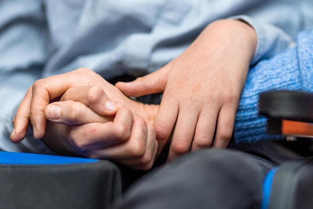 Bei der caritativen Gemeindearbeit kn...selbst oder andere beantragen mchten.  | Foto: Frank Hammerschmidt (dpa)