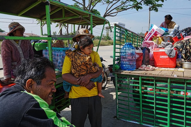 Kambodschaner aus den D&ouml;rfern nah...u Thailand sind erneut auf der Flucht.  | Foto: Heng Sinith/AP/dpa