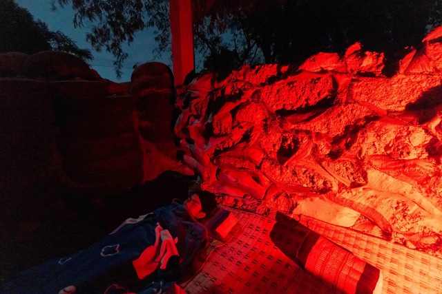 Viele Anwohner der Grenzregion haben sich auf den Weg gemacht.  | Foto: Wason Wanichakorn/AP/dpa