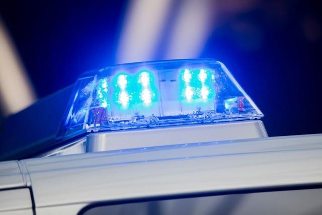 Ein unbekannter Mann soll zwei Menschen in Schallstadt mit Holzstock bedroht haben