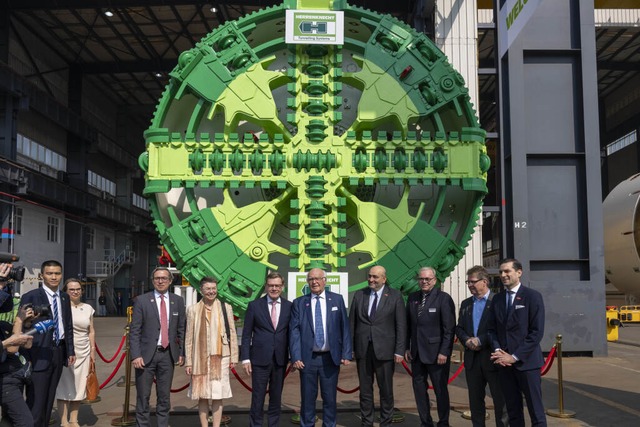 Der Bundesauenminister Johann Wadephu... der Stadt Guangzhou in China besucht.  | Foto: Herrenknecht AG